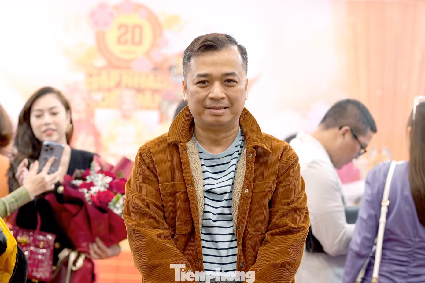 Nhạc sĩ Phùng Tiến Minh có mặt tại Cung Văn hoá Hữu nghị Hà Nội) tối 7/1. Anh đã hai lần đóng vai Thiên Lôi ở Táo Quân năm 2014 và 2021. Nam nghệ sĩ cũng đóng góp vai diễn ở Táo Quân 2023. Ảnh: TRỌNG QUÂN.