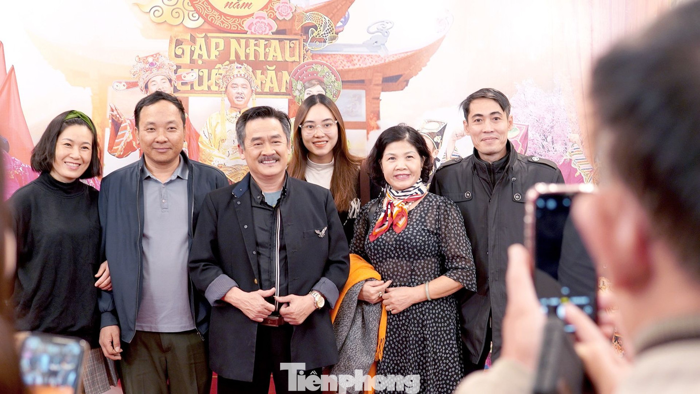 Gia đình, bạn bè tới ủng hộ nghệ sĩ Thanh Dương. Táo Quân 2023 đánh dấu lần đầu tiên diễn viên Thanh Dương tham dự buổi chầu của Táo quân. Anh đảm nhận vai Táo Năng lượng - "Táo lạ" của chương trình năm nay. Ảnh: TRỌNG QUÂN. Gia đình, bạn bè tới ủng hộ nghệ sĩ Thanh Dương. Táo Quân 2023 đánh dấu lần đầu tiên diễn viên Thanh Dương tham dự buổi chầu của Táo quân. Anh đảm nhận vai Táo Năng lượng - "Táo lạ" của chương trình năm nay. Ảnh: TRỌNG QUÂN.