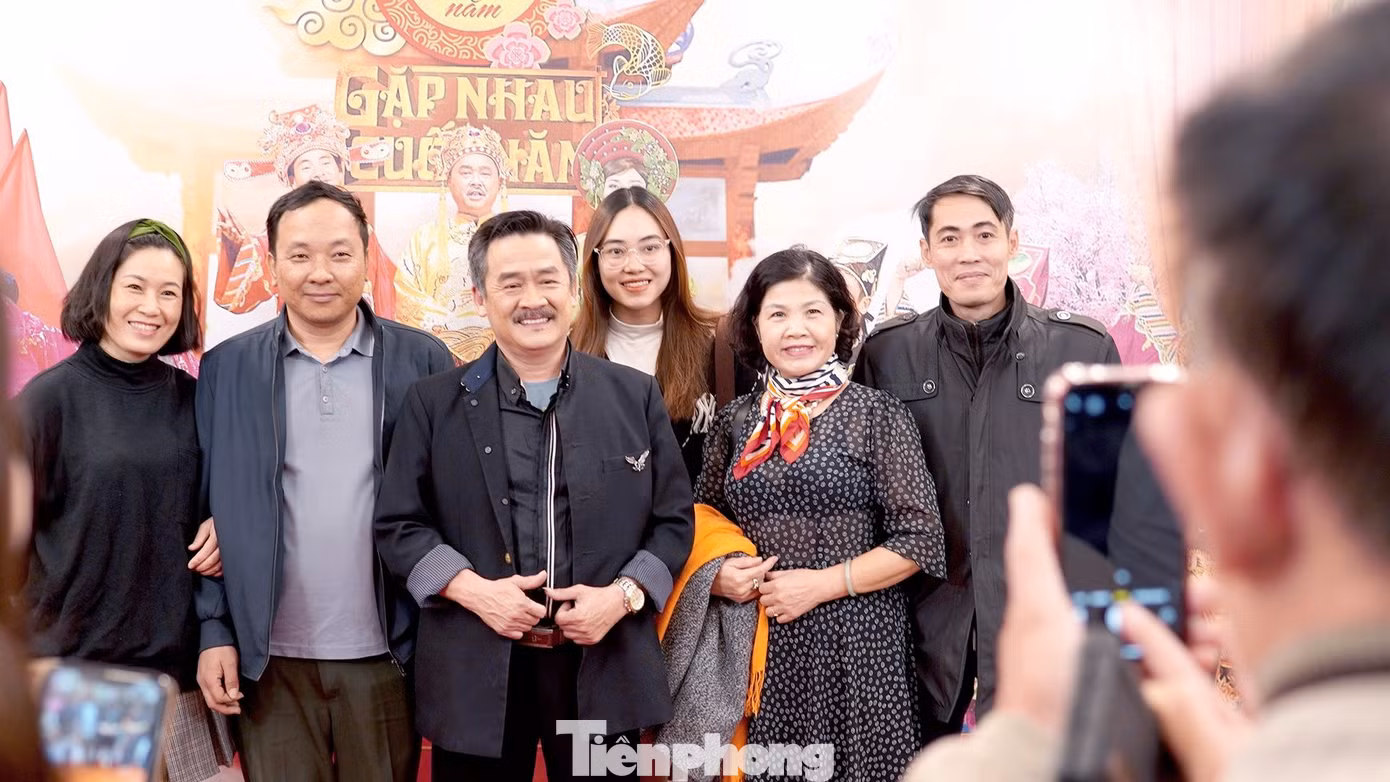 Gia đình, bạn bè tới ủng hộ nghệ sĩ Thanh Dương. Táo Quân 2023 đánh dấu lần đầu tiên diễn viên Thanh Dương tham dự buổi chầu của Táo quân. Anh đảm nhận vai Táo Năng lượng - "Táo lạ" của chương trình năm nay. Ảnh: TRỌNG QUÂN.