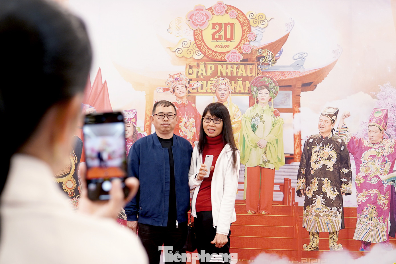 Táo Quân 2023 ghi hình trong ba ngày, từ 6/1 đến 8/1/2023. Xuyên suốt ba buổi ghi hình, ban tổ chức yêu cầu khán giả không quay phim, chụp ảnh. Nội dung ghi hình được bảo mật nghiêm ngặt. Táo Quân 2023 đánh dấu hành trình 20 năm phát sóng, có sự trở lại của những gương mặt quen thuộc cùng một số nghệ sĩ trẻ lần đầu góp mặt. Ảnh: TRỌNG QUÂN. Táo Quân 2023 ghi hình trong ba ngày, từ 6/1 đến 8/1/2023. Xuyên suốt ba buổi ghi hình, ban tổ chức yêu cầu khán giả không quay phim, chụp ảnh. Nội dung ghi hình được bảo mật nghiêm ngặt. Táo Quân 2023 đánh dấu hành trình 20 năm phát sóng, có sự trở lại của những gương mặt quen thuộc cùng một số nghệ sĩ trẻ lần đầu góp mặt. Ảnh: TRỌNG QUÂN.