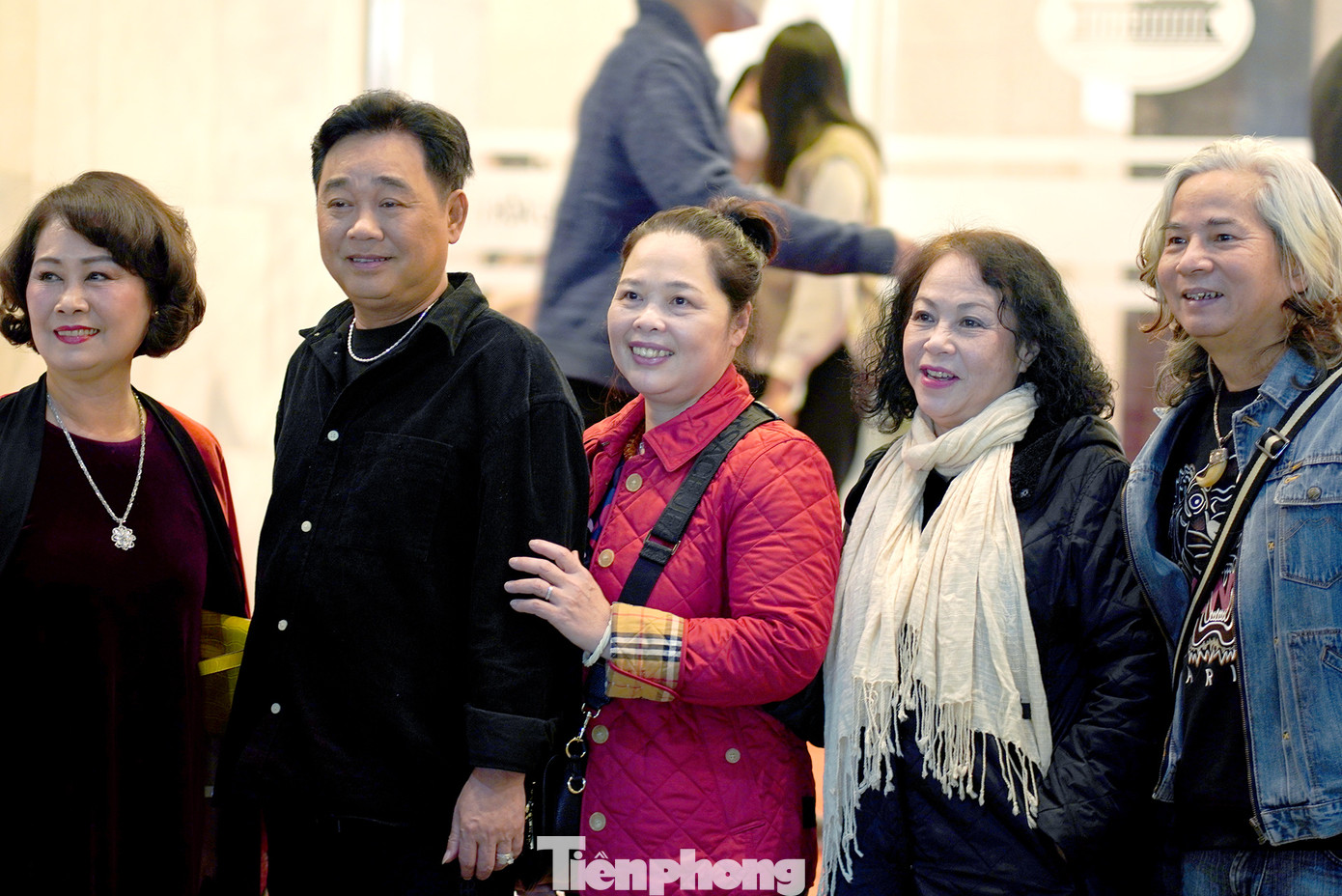 NSƯT Quốc Khánh tranh thủ "check-in" cùng đồng nghiệp thân thiết NSƯT Quế Hằng và NSƯT Thanh Quý. Sau khi nhận quyết định nghỉ hưu tháng 11/2022, anh tiếp tục gắn bó với vai diễn người đứng đầu thiên đình. Ngọc Hoàng tuy không phải thoại quá nhiều trong các buổi chầu, song là trụ cột không thể thiếu của các mùa Táo Quân. Ảnh: TRỌNG QUÂN. NSƯT Quốc Khánh tranh thủ "check-in" cùng đồng nghiệp thân thiết NSƯT Quế Hằng và NSƯT Thanh Quý. Sau khi nhận quyết định nghỉ hưu tháng 11/2022, anh tiếp tục gắn bó với vai diễn người đứng đầu thiên đình. Ngọc Hoàng tuy không phải thoại quá nhiều trong các buổi chầu, song là trụ cột không thể thiếu của các mùa Táo Quân. Ảnh: TRỌNG QUÂN.