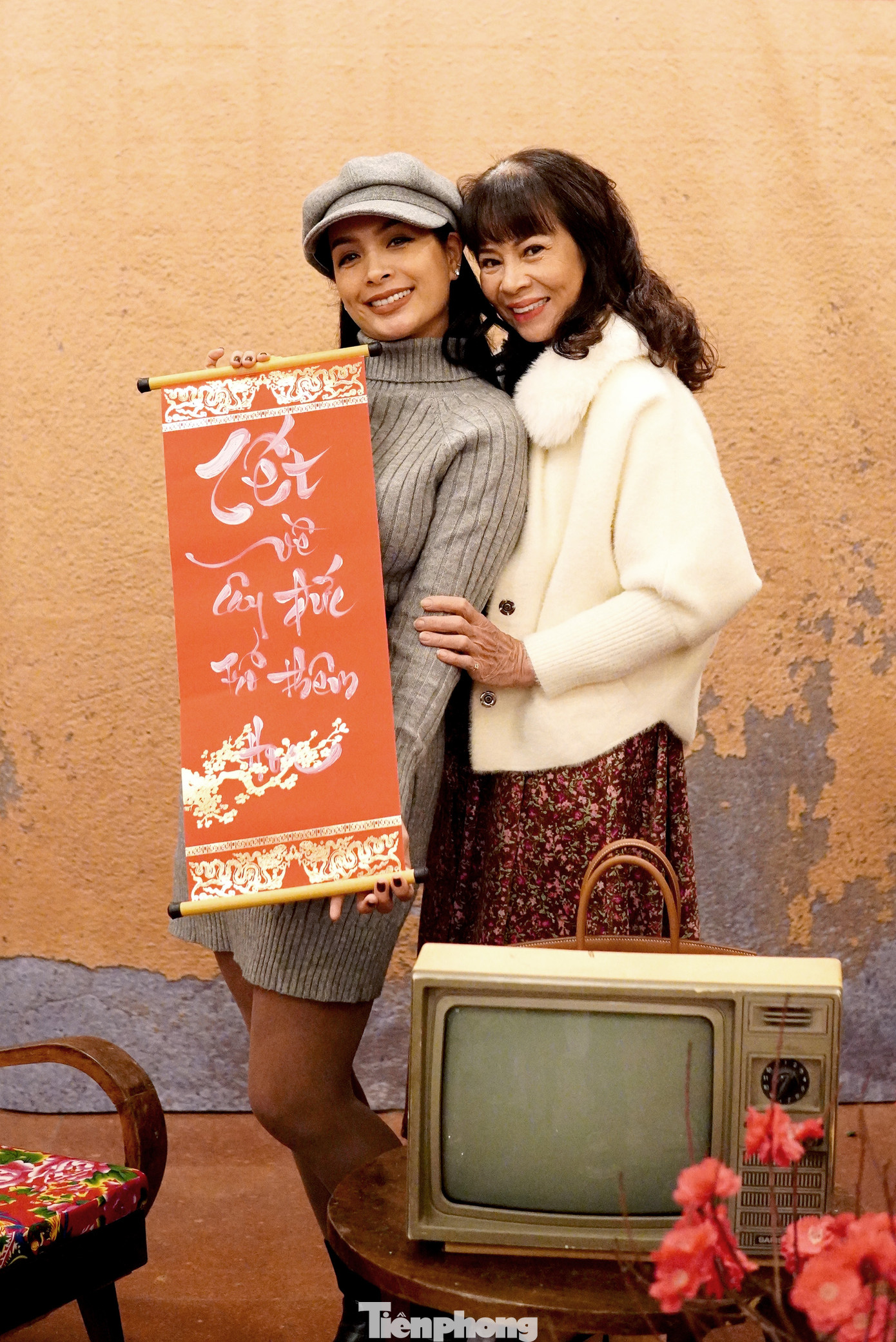 Siêu mẫu Thuý Hằng đưa mẹ tới buổi ghi hình thứ hai của Táo Quân 2023. "Tôi nhiều lần ngồi dưới hàng ghế khán giả của Táo Quân. Thuý Hằng yêu mến và thần tượng tất cả nghệ sĩ của chương trình. Đặc biệt, tôi rất nể phục hai đạo diễn của Táo Quân", chị nói với Tiền Phong. Ảnh: TRỌNG QUÂN. Siêu mẫu Thuý Hằng đưa mẹ tới buổi ghi hình thứ hai của Táo Quân 2023. "Tôi nhiều lần ngồi dưới hàng ghế khán giả của Táo Quân. Thuý Hằng yêu mến và thần tượng tất cả nghệ sĩ của chương trình. Đặc biệt, tôi rất nể phục hai đạo diễn của Táo Quân", chị nói với Tiền Phong. Ảnh: TRỌNG QUÂN.