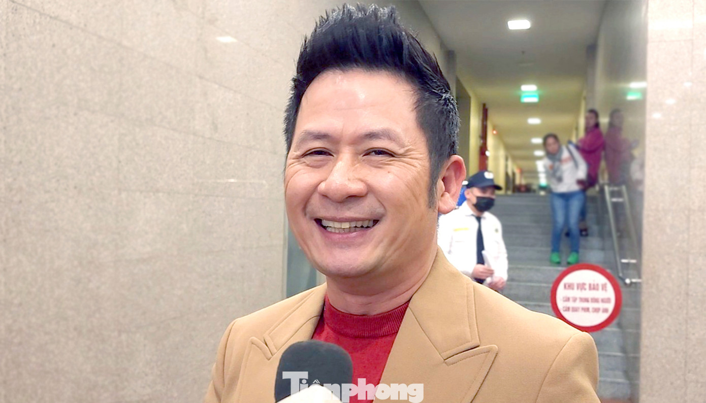 Ca sĩ Bằng Kiều gửi lời chúc thành công tới các nghệ sĩ tham gia chương trình. Nam ca sĩ vui mừng khi ngồi hàng ghế khán giả để cổ vũ những người bạn thân thiết. Ảnh: TRỌNG QUÂN. Ca sĩ Bằng Kiều gửi lời chúc thành công tới các nghệ sĩ tham gia chương trình. Nam ca sĩ vui mừng khi ngồi hàng ghế khán giả để cổ vũ những người bạn thân thiết. Ảnh: TRỌNG QUÂN.