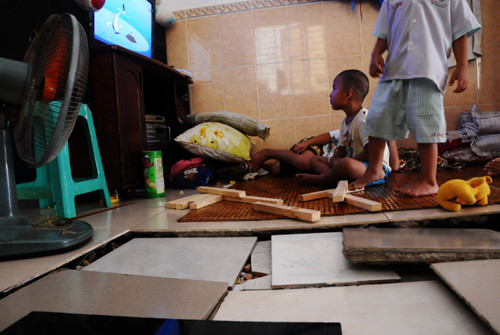 Trong khi đó, nhiều khu vực ở chân nền bị khoét hàm ếch. Gia đình đã đổ hơn 10 bao đất cát để lấp đầy lỗ hổng nguy hiểm