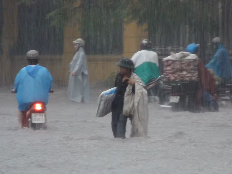 Người dân vật lộn với mưa to gió lớn