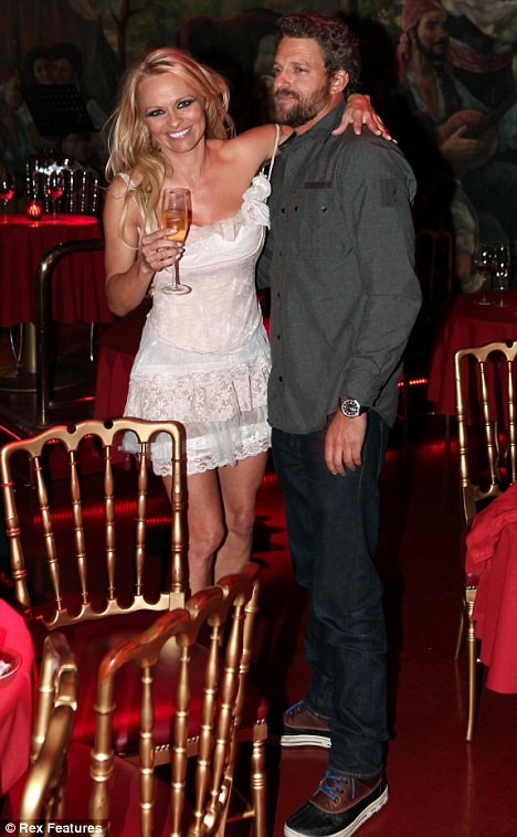 Hai người mới hẹn hò nhau được vài tháng nay