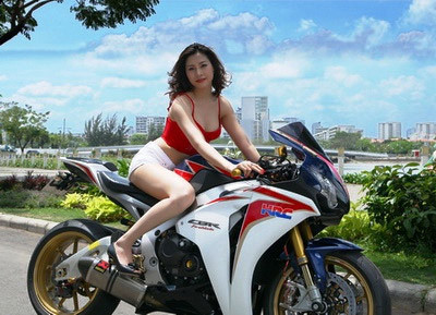 Á khôi Thiên Kim nổi tiếng với vai trò làm người mẫu xe