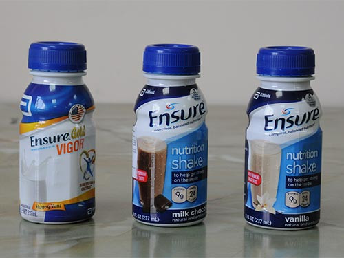 Từ trái sang: Sữa Ensure của Công ty 3A giá bán 53.000 đồng/chai; của Công ty Song Nam giá bán 35.000 đồng/chai; hàng nhập lậu bán 32.000 đồng/chai. Từ trái sang: Sữa Ensure của Công ty 3A giá bán 53.000 đồng/chai; của Công ty Song Nam giá bán 35.000 đồng/chai; hàng nhập lậu bán 32.000 đồng/chai