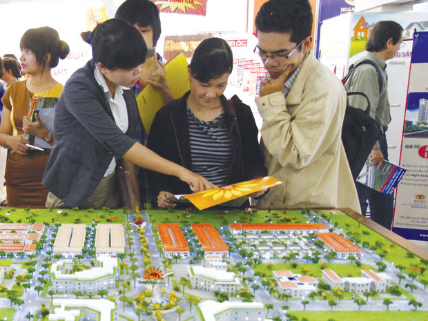 Thị trường đang chứng kiến làn sóng nhà đầu tư bán tháo bất động sản ra do ngân hàng đẩy mạnh thu hồi nợ. Thị trường đang chứng kiến làn sóng nhà đầu tư bán tháo bất động sản ra do ngân hàng đẩy mạnh thu hồi nợ