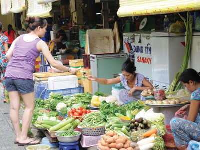 Khách hàng rất sợ mặc cả khi đi chợ. Ảnh: D.Đ.Minh 