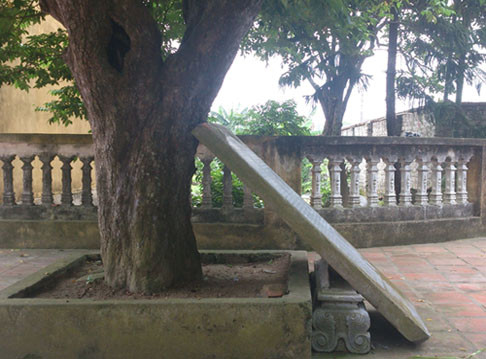 Tấm bia đá ghi công đức đè chết bé Nghĩa.