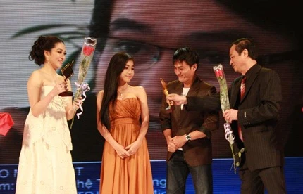 Elly Trần và Cao Minh Đạt nhận giải Nữ/Nam diễn viên xuất sắc lĩnh vực phim truyện truyền hình. 