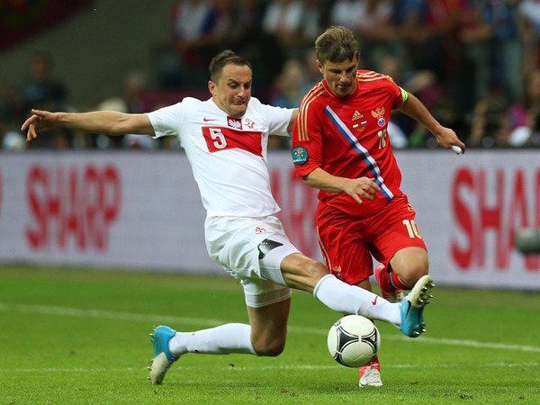 Khi nhạc trưởng Arshavin bị khóa chặt, lối chơi của Nga lập tức có vấn đề. Ảnh: Getty Images