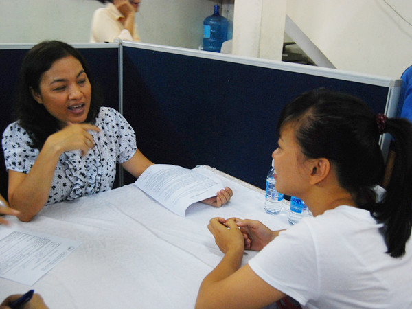 Tường Vy, SV Trường Trung cấp Công nghiệp TPHCM trao đổi cùng gia chủ những việc cần làm theo hợp đồng. Tường Vy, SV Trường Trung cấp Công nghiệp TPHCM trao đổi cùng gia chủ những việc cần làm theo hợp đồng