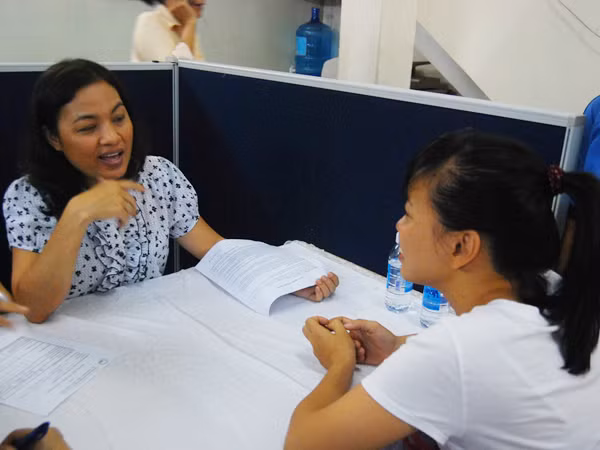 Tường Vy, SV Trường Trung cấp Công nghiệp TPHCM trao đổi cùng gia chủ những việc cần làm theo hợp đồng