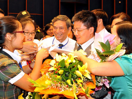 GS Ngô Bảo Châu là học trò khóa thứ 7, khóa cuối cùng thầy Tôn Thân giảng dạy tại Trường THCS Trưng Vương, Hà Nội. Trong diễn văn tại lễ mừng GS Ngô Bảo Châu tại Mỹ Đình, GS đã nhắc tới thầy Tôn Thân đầu tiên, góp phần đào tạo ông về môn Toán. Trong ảnh, thầy Tôn Thân và GS Ngô Bảo Châu trong vòng vây người hâm mộ. . Ảnh: Quang Xuân/ Vietnamnet GS Ngô Bảo Châu là học trò khóa thứ 7, khóa cuối cùng thầy Tôn Thân giảng dạy tại Trường THCS Trưng Vương, Hà Nội. Trong diễn văn tại lễ mừng GS Ngô Bảo Châu tại Mỹ Đình, GS đã nhắc tới thầy Tôn Thân đầu tiên, góp phần đào tạo ông về môn Toán. Trong ảnh, thầy Tôn Thân và GS Ngô Bảo Châu trong vòng vây người hâm mộ.