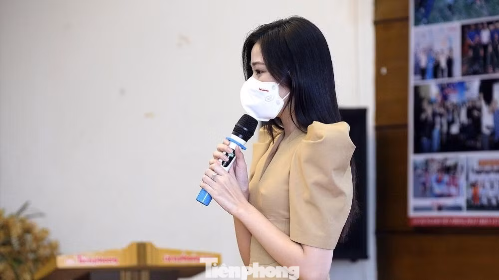 Có mặt tại chương trình, Hoa hậu Đỗ Thị Hà xúc động nói: "Tính đến thời điểm hiện tại, có thể nói chương trình "Cùng Tiền Phong tiếp sức tuyến đầu chống dịch" đã diễn ra khá thành công. Ngày hôm nay, báo Tiền Phong nhận được sự ủng hộ của UBND huyện Gia Lâm, cá nhân tôi cảm thấy rất xúc động. Thay mặt những người được thụ hưởng những món quà, Hà cảm ơn tinh thần tương thân, tương ái của huyện Gia Lâm. Cuộc chiến đấu với dịch COVID-19 còn dài, Hà mong rằng trong thời gian sắp tới, với tinh thần tương thân tương ái như của huyện Gia Lâm sẽ được nhân lên hơn nữa. Với sức mạnh, niềm tin của người dân, Hà tin rằng Việt Nam sẽ sớm chiến thắng được dịch bệnh, các y bác sĩ của chúng ta sẽ sớm được trở về với người thân, cuộc sống sớm được trở lại bình thường". Có mặt tại chương trình, Hoa hậu Đỗ Thị Hà xúc động nói: "Tính đến thời điểm hiện tại, có thể nói chương trình "Cùng Tiền Phong tiếp sức tuyến đầu chống dịch" đã diễn ra khá thành công. Ngày hôm nay, báo Tiền Phong nhận được sự ủng hộ của UBND huyện Gia Lâm, cá nhân tôi cảm thấy rất xúc động. Thay mặt những người được thụ hưởng những món quà, Hà cảm ơn tinh thần tương thân, tương ái của huyện Gia Lâm. Cuộc chiến đấu với dịch COVID-19 còn dài, Hà mong rằng trong thời gian sắp tới, với tinh thần tương thân tương ái như của huyện Gia Lâm sẽ được nhân lên hơn nữa. Với sức mạnh, niềm tin của người dân, Hà tin rằng Việt Nam sẽ sớm chiến thắng được dịch bệnh, các y bác sĩ của chúng ta sẽ sớm được trở về với người thân, cuộc sống sớm được trở lại bình thường".