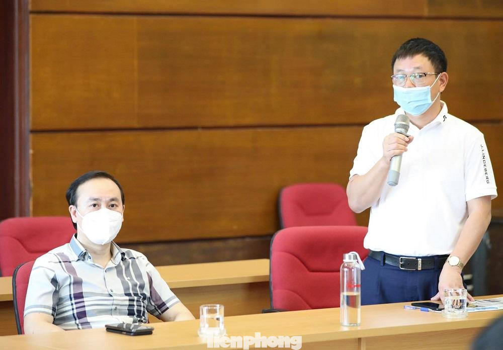 Phó Tổng biên tập báo Tiền Phong Phùng Công Sưởng phát biểu tại lễ tiếp nhận