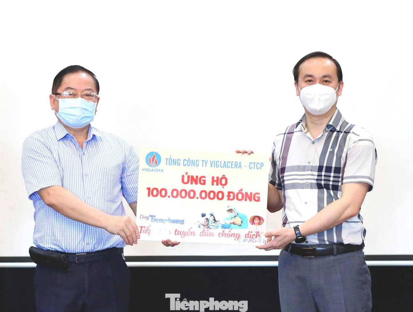 Đại diện Tổng công ty Viglacera trao biển hỗ trợ 100 triệu đồng cho chương trình ‘Cùng Tiền Phong tiếp sức tuyến đầu chống dịch’