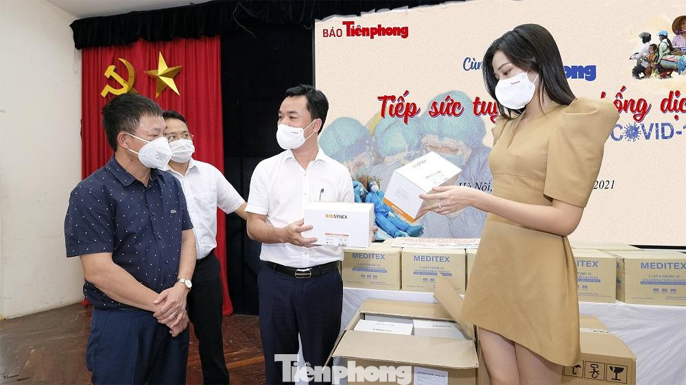 Phó Tổng biên tập Phùng Công Sưởng cho hay, sau khi nhận được sự kêu gọi của báo Tiền Phong, đồng chí Lê Anh Quân – Bí thư Huyện uỷ, Chủ tịch UBND huyện Gia Lâm đã nhiệt tình hưởng ứng. Chỉ trong 2,3 ngày, huyện Gia lâm đã gửi đến những món quà rất ý nghĩa.