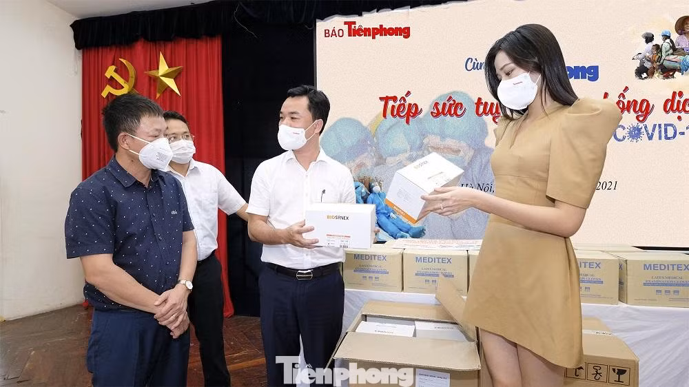 Phó Tổng biên tập Phùng Công Sưởng cho hay, sau khi nhận được sự kêu gọi của báo Tiền Phong, đồng chí Lê Anh Quân – Bí thư Huyện uỷ, Chủ tịch UBND huyện Gia Lâm đã nhiệt tình hưởng ứng. Chỉ trong 2,3 ngày, huyện Gia lâm đã gửi đến những món quà rất ý nghĩa. Phó Tổng biên tập Phùng Công Sưởng cho hay, sau khi nhận được sự kêu gọi của báo Tiền Phong, đồng chí Lê Anh Quân – Bí thư Huyện uỷ, Chủ tịch UBND huyện Gia Lâm đã nhiệt tình hưởng ứng. Chỉ trong 2,3 ngày, huyện Gia lâm đã gửi đến những món quà rất ý nghĩa.