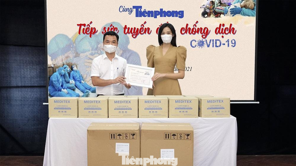 Thay mặt Ban tổ chức, Hoa hậu Đỗ Thị Hà gửi tới lãnh đạo và người dân huyện Gia Lâm thư cảm ơn của chương trình.