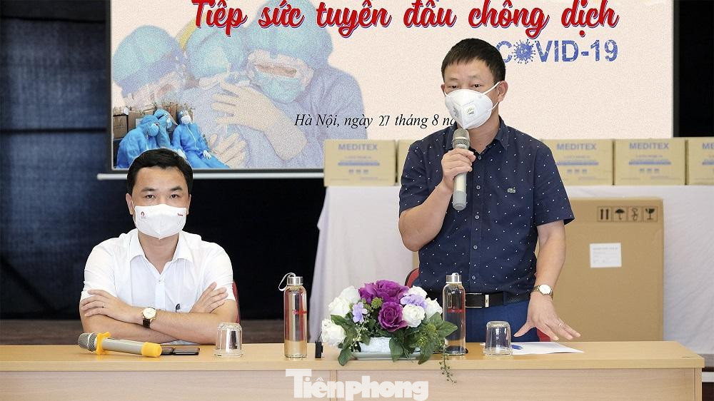 Tại buổi lễ, Phó Tổng biên tập báo Tiền Phong Phùng Công Sưởng cho biết, báo Tiền Phong chính thức phát động chương trình "Cùng Tiền Phong tiếp sức tuyến đầu chống dịch COVID-19" cho đến thời điểm này đã đi qua được 4 ngày. Chương trình nhận được sự hưởng ứng rất lớn của các đối tác, bạn đọc gần xa, trong đó có các bác cán bộ hưu trí, nhiều em học sinh còn đang độ tuổi đến trường. "Đây thật sự là nguồn cổ vũ, động viên, khích lệ rất lớn đối với ban tổ chức cuộc vận động. Cho đến sáng 27/8, Báo Tiền Phong đã nhận được khoảng 1,4 tỷ đồng và các hiện vật như: gạo, các vật phẩm y tế, máy thở… Báo Tiền Phong đang rất tích cực mua sắm, vận chuyển, trao tặng những trang thiết bị y tế sớm nhất có thể đến các y bác sĩ, những người bệnh nhân đang rất nguy kịch ở các bệnh viện như bệnh viện Lê Văn Thịnh ở Thủ Đức, bệnh viện Chợ Rẫy… và rất nhiều bệnh viện khác", Phó Tổng biên tập báo Tiền Phong chia sẻ.