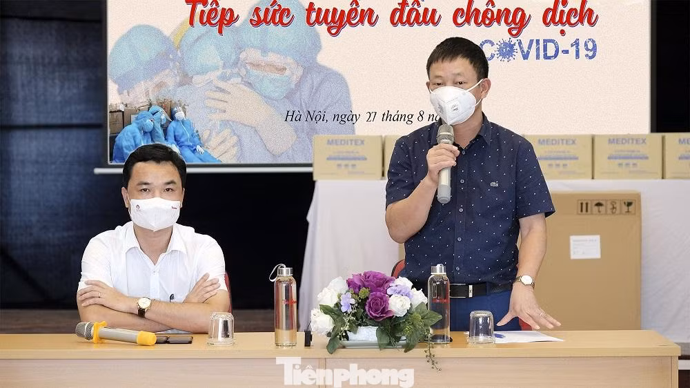 Tại buổi lễ, Phó Tổng biên tập báo Tiền Phong Phùng Công Sưởng cho biết, báo Tiền Phong chính thức phát động chương trình "Cùng Tiền Phong tiếp sức tuyến đầu chống dịch COVID-19" cho đến thời điểm này đã đi qua được 4 ngày. Chương trình nhận được sự hưởng ứng rất lớn của các đối tác, bạn đọc gần xa, trong đó có các bác cán bộ hưu trí, nhiều em học sinh còn đang độ tuổi đến trường. "Đây thật sự là nguồn cổ vũ, động viên, khích lệ rất lớn đối với ban tổ chức cuộc vận động. Cho đến sáng 27/8, Báo Tiền Phong đã nhận được khoảng 1,4 tỷ đồng và các hiện vật như: gạo, các vật phẩm y tế, máy thở… Báo Tiền Phong đang rất tích cực mua sắm, vận chuyển, trao tặng những trang thiết bị y tế sớm nhất có thể đến các y bác sĩ, những người bệnh nhân đang rất nguy kịch ở các bệnh viện như bệnh viện Lê Văn Thịnh ở Thủ Đức, bệnh viện Chợ Rẫy… và rất nhiều bệnh viện khác", Phó Tổng biên tập báo Tiền Phong chia sẻ. Tại buổi lễ, Phó Tổng biên tập báo Tiền Phong Phùng Công Sưởng cho biết, báo Tiền Phong chính thức phát động chương trình "Cùng Tiền Phong tiếp sức tuyến đầu chống dịch COVID-19" cho đến thời điểm này đã đi qua được 4 ngày. Chương trình nhận được sự hưởng ứng rất lớn của các đối tác, bạn đọc gần xa, trong đó có các bác cán bộ hưu trí, nhiều em học sinh còn đang độ tuổi đến trường. "Đây thật sự là nguồn cổ vũ, động viên, khích lệ rất lớn đối với ban tổ chức cuộc vận động. Cho đến sáng 27/8, Báo Tiền Phong đã nhận được khoảng 1,4 tỷ đồng và các hiện vật như: gạo, các vật phẩm y tế, máy thở… Báo Tiền Phong đang rất tích cực mua sắm, vận chuyển, trao tặng những trang thiết bị y tế sớm nhất có thể đến các y bác sĩ, những người bệnh nhân đang rất nguy kịch ở các bệnh viện như bệnh viện Lê Văn Thịnh ở Thủ Đức, bệnh viện Chợ Rẫy… và rất nhiều bệnh viện khác", Phó Tổng biên tập báo Tiền Phong chia sẻ.