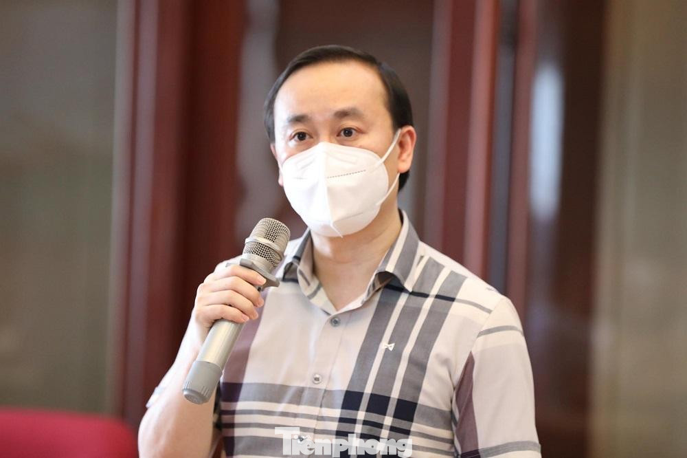 Ông Bùi Anh Tuấn, Chánh Văn phòng Tổng công ty Viglacera cho biết, đến thời điểm này, Tổng công ty đã chung tay với rất nhiều địa phương trong đợt đại dịch này nhưng vẫn nỗ lực tham gia chương trình của báo Tiền Phong phát động. “Miền Nam hiện nay là điểm nóng của dịch, trước sự chung tay của báo Tiền Phong, Tổng công ty cũng muốn đóng góp một phần nhỏ bé cùng các đồng chí chúng tay với tuyến đầu chống dịch, mong sao sớm đẩy lùi dịch bệnh để bà con mau chong ổn định lại cuộc sống”, ông Bùi Anh Tuấn nói. Ông Tuấn cũng thông tin thêm, về kinh doanh, trước tính hình dịch diễn biết càng ngày càng phức tạp, không đơn vị nào không bị sụt giảm. Tổng công ty Viglacera là những đơn vị sản xuất khối vật liệu xây dựng, kinh doanh trong lĩnh vực đầu tư và phát triển bất động sản, đến thời điểm này gần như đã ngừng hết các hoạt động. "Các đồng chí lãnh đạo trong Tổng công ty rất quyết liệt, cố gắng duy trì việc thực hiện 3 tại chỗ và thực hiện nghiêm chỉ thị của Thủ tướng vừa sản xuất, vừa chống dịch" - ông Tuấn nói.