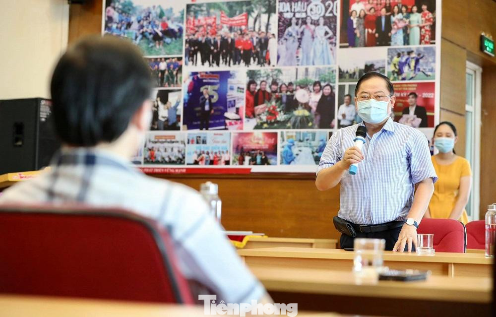 Tại chương trình, Tổng biên tập báo Tiền Phong Lê Xuân Sơn chia sẻ, chương trình thiện nguyện ‘Cùng Tiền Phong tiếp sức tuyến đầu chống dịch COVID -19’ trân trọng cảm ơn lãnh đạo Tổng công ty Viglacera và toàn thể cán bộ, nhân viên của tổng công ty đã ủng hộ chương trình. "Đây là việc làm hết sức ý nghĩa, giúp cho nhiều y bác sĩ, bệnh nhân có thêm trang thiết bị y tế. Hiện nay, dịch bệnh tại TP. Hồ Chí Minh rất phức tạp, số lượng bệnh nhân nhiều, vẫn tăng. Mặc dù đã huy động nguồn lực của nhân dân cả nước, nhưng thật sự, TP. Hồ Chí Minh vẫn thiếu thốn trang thiết bị chữa bệnh như: máy thở, khẩu trang… và các trang thiết bị y tế khác" - Tổng biên tập báo Tiền Phong nói. Tổng biên tập báo Tiền Phong thông báo: "Tính đến thời điểm này, chương trình cũng đã vận động được hơn 1,2 tỷ đồng. Đây là thành công không nhỏ của chương trình. Bên cạnh đấy, bạn đọc còn trao tặng những vật phẩm, nếu quy đổi thành tiền cũng có giá trị rất lớn. Qua đây, chúng tôi cũng đã cảm nhận được tấm lòng của các đơn vị, doanh nghiệp, cá nhân dành cho các y bác sĩ, cùng toàn thể người dân tại TP. Hồ Chí Minh".