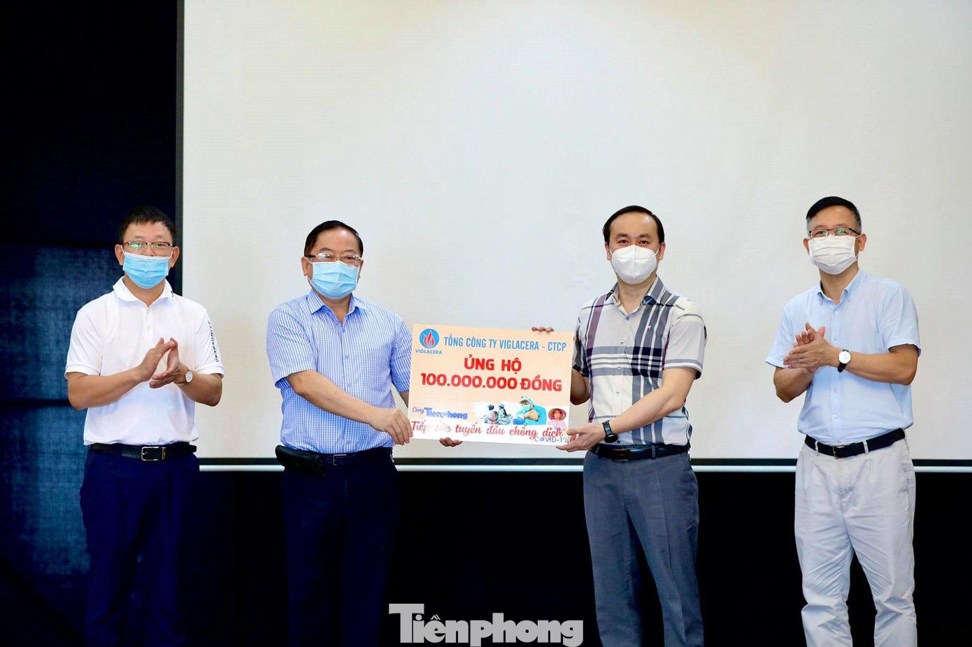 Ông Bùi Anh Tuấn, Chánh Văn phòng Tổng công ty Viglacera trao biển hỗ trợ 100 triệu đồng cho chương trình ‘Cùng Tiền Phong tiếp sức tuyến đầu chống dịch’