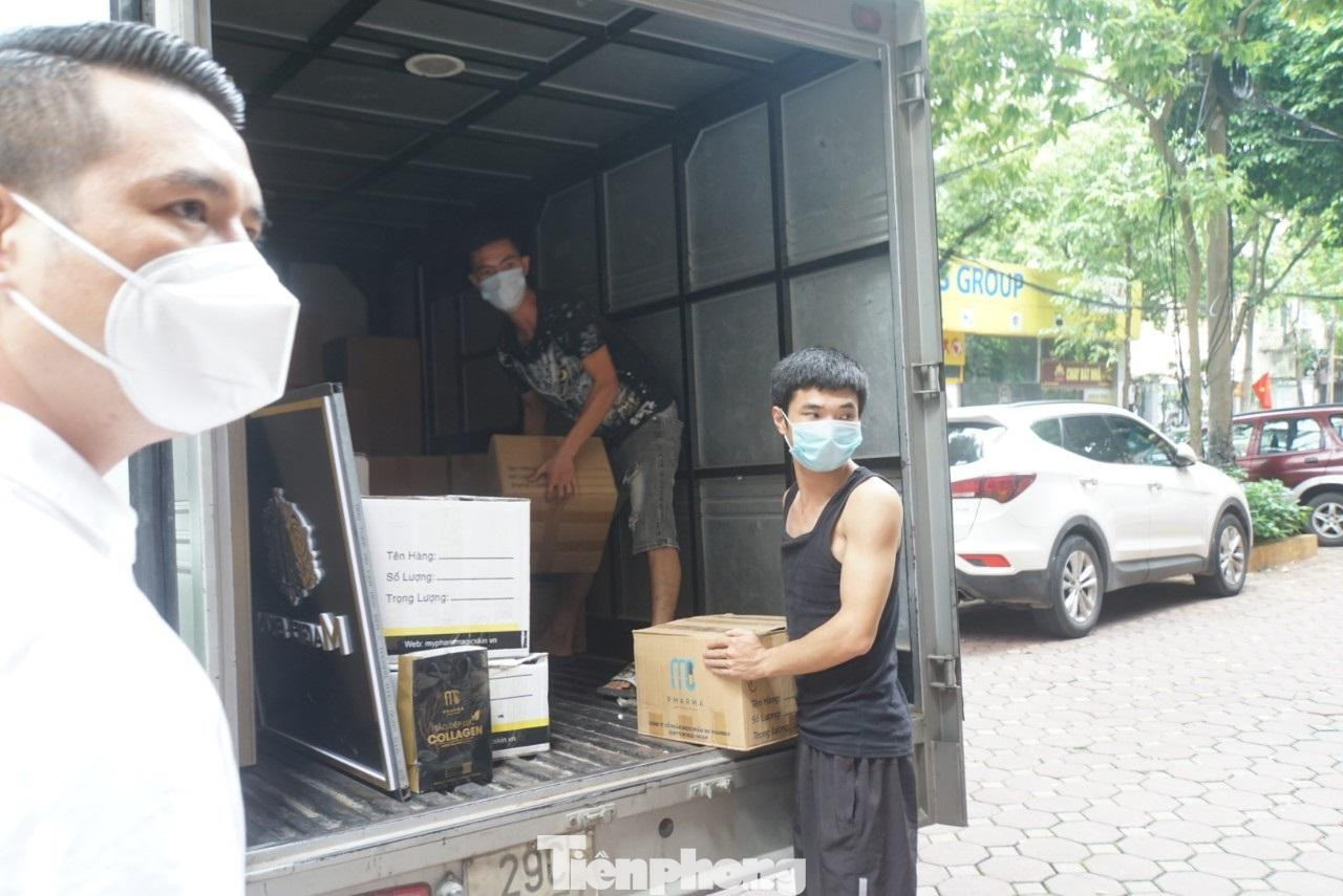 Báo Tiền Phong tiếp nhận 500 chai dung dịch rửa tay khô từ phía Tập đoàn Ruby’s World Báo Tiền Phong tiếp nhận 500 chai dung dịch rửa tay khô từ phía Tập đoàn Ruby’s World