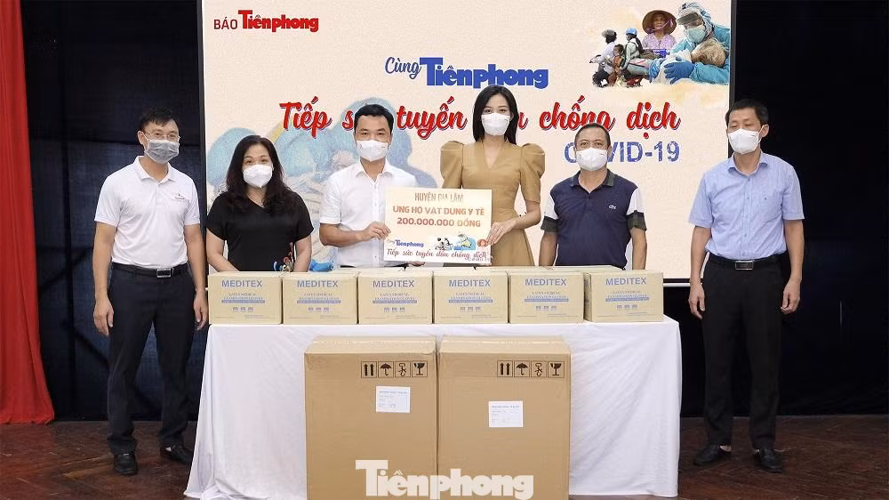 Ông Hoàng Anh Tú – Uỷ viên ban Thường vụ Huyện uỷ, Chủ tịch Mặt trận Tổ quốc huyện Gia Lâm, đại diện huyện Gia Lâm (thứ 3 từ trái qua) cho biết, tặng phẩm gồm 1.500 test nhanh COVID - 19, 5.000 đôi găng tay cao su y tế, tổng trị giá hơn 200 triệu đồng. "Mặc dù, giá trị không lớn, nhưng đó là sự chia sẻ, động viên của nhân dân của huyện Gia Lâm dành cho tuyến đầu chống dịch và bà con tại vùng dịch. Chúng tôi muốn nhờ báo Tiền Phong chuyển những phần quà nhỏ tới tuyến đầu chống dịch, cũng như nhân dân tại vùng dịch. Chúng tôi thấy, đây là chương trình rất ý nghĩa và cần thiết để mọi đơn vị, người dân cùng chung sức, đồng lòng giúp nhân dân vùng dịch sớm vượt qua khó khăn trước mắt và sớm trở lại cuộc sống thường nhật” - ông Tú nói. Ông Hoàng Anh Tú – Uỷ viên ban Thường vụ Huyện uỷ, Chủ tịch Mặt trận Tổ quốc huyện Gia Lâm, đại diện huyện Gia Lâm (thứ 3 từ trái qua) cho biết, tặng phẩm gồm 1.500 test nhanh COVID - 19, 5.000 đôi găng tay cao su y tế, tổng trị giá hơn 200 triệu đồng. "Mặc dù, giá trị không lớn, nhưng đó là sự chia sẻ, động viên của nhân dân của huyện Gia Lâm dành cho tuyến đầu chống dịch và bà con tại vùng dịch. Chúng tôi muốn nhờ báo Tiền Phong chuyển những phần quà nhỏ tới tuyến đầu chống dịch, cũng như nhân dân tại vùng dịch. Chúng tôi thấy, đây là chương trình rất ý nghĩa và cần thiết để mọi đơn vị, người dân cùng chung sức, đồng lòng giúp nhân dân vùng dịch sớm vượt qua khó khăn trước mắt và sớm trở lại cuộc sống thường nhật” - ông Tú nói.