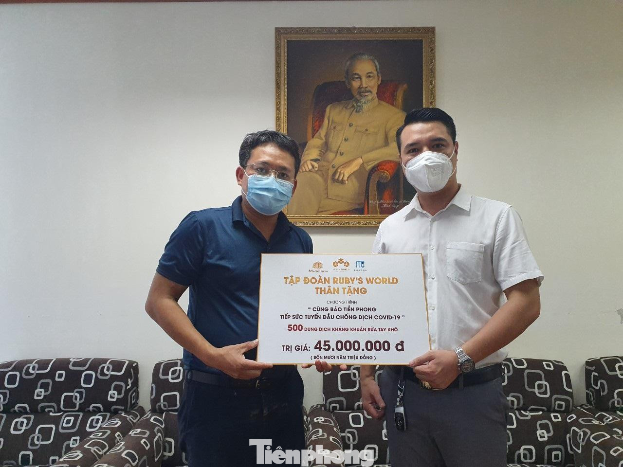 Tại lễ trao, ông Kiều Viết Thức - đại diện nhãn hàng mỹ phẩm Magic Skin của Tập đoàn Ruby’s World chia sẻ: "Khi biết được thông tin về chương trình ‘Cùng Tiền Phong tiếp sức tuyến đầu chống dịch COVID – 19’, Chủ tịch công ty muốn gửi tặng tới các những người trong tuyến đầu chống dịch ở cả miền Nam, miền Trung, cũng như miền Bắc một chút tấm lòng. Với những chai dung dịch rửa tay khô tới tuyến đầu chống dịch, chúng tôi mong tuyến đầu chống dịch sớm đẩy lùi dịch bệnh", ông Kiều Viết Thức cho hay. Anh Kiều Viết Thức chia sẻ thêm, Ruby’s World sở hữu nhà máy đạt chuẩn sản xuất mỹ phẩm ở Việt Nam, được Sở Y tế TP Hà Nội cấp giấy Chứng nhận đủ điều kiện sản xuất mỹ phẩm với diện tích gần 2.000m2 tại khu công nghiệp Thạch Thất, huyện Quốc Oai. Nhà máy theo chuẩn ISO 9001:2015 được đầu tư bài bản, đồng bộ về nhà xưởng, trang thiết bị, mọi quá trình sản xuất và quản lý thực hiện theo mô hình tự động. Tại lễ trao, ông Kiều Viết Thức - đại diện nhãn hàng mỹ phẩm Magic Skin của Tập đoàn Ruby’s World chia sẻ: "Khi biết được thông tin về chương trình ‘Cùng Tiền Phong tiếp sức tuyến đầu chống dịch COVID – 19’, Chủ tịch công ty muốn gửi tặng tới các những người trong tuyến đầu chống dịch ở cả miền Nam, miền Trung, cũng như miền Bắc một chút tấm lòng. Với những chai dung dịch rửa tay khô tới tuyến đầu chống dịch, chúng tôi mong tuyến đầu chống dịch sớm đẩy lùi dịch bệnh", ông Kiều Viết Thức cho hay. Anh Kiều Viết Thức chia sẻ thêm, Ruby’s World sở hữu nhà máy đạt chuẩn sản xuất mỹ phẩm ở Việt Nam, được Sở Y tế TP Hà Nội cấp giấy Chứng nhận đủ điều kiện sản xuất mỹ phẩm với diện tích gần 2.000m2 tại khu công nghiệp Thạch Thất, huyện Quốc Oai. Nhà máy theo chuẩn ISO 9001:2015 được đầu tư bài bản, đồng bộ về nhà xưởng, trang thiết bị, mọi quá trình sản xuất và quản lý thực hiện theo mô hình tự động.