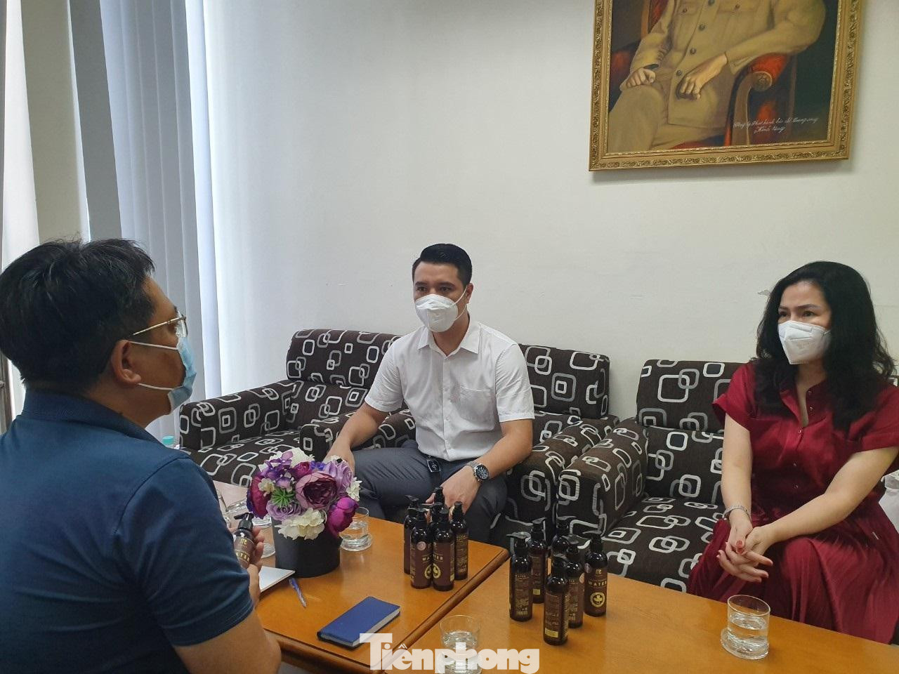 Tại buổi tiếp nhận, ông Hồ Sỹ Lực – Phó Ban Bạn đọc và Công tác xã hội báo Tiền Phong cho biết, chương trình ‘Cùng Tiền Phong tiếp sức tuyến đầu chống dịch COVID – 19’ đã phát động được đúng một tuần, tiếp nhận được hơn 2,6 tỷ đồng cả tiền và hiện vật của bạn đọc, các nhà hảo tâm đơn vị, doanh nghiệp. "Tình hình dịch bệnh tại các tỉnh phía Nam vẫn diễn biến rất phức tạp. Các y bác sĩ tại các bệnh viện đang thiếu thốn rất nhiều thứ, từ máy móc đến những vật dụng đơn giản như khẩu trang, dép nhựa, chai nước rửa tay... Chúng tôi rất cảm kích khi nhận được những món quà hết sức thiết thực mà công ty gửi tặng. Báo Tiền Phong sẽ nhanh chóng đưa những sản phẩm tới tuyến đầu chống dịch" - anh Hồ Sỹ Lực nói. Tại buổi tiếp nhận, ông Hồ Sỹ Lực – Phó Ban Bạn đọc và Công tác xã hội báo Tiền Phong cho biết, chương trình ‘Cùng Tiền Phong tiếp sức tuyến đầu chống dịch COVID – 19’ đã phát động được đúng một tuần, tiếp nhận được hơn 2,6 tỷ đồng cả tiền và hiện vật của bạn đọc, các nhà hảo tâm đơn vị, doanh nghiệp. "Tình hình dịch bệnh tại các tỉnh phía Nam vẫn diễn biến rất phức tạp. Các y bác sĩ tại các bệnh viện đang thiếu thốn rất nhiều thứ, từ máy móc đến những vật dụng đơn giản như khẩu trang, dép nhựa, chai nước rửa tay... Chúng tôi rất cảm kích khi nhận được những món quà hết sức thiết thực mà công ty gửi tặng. Báo Tiền Phong sẽ nhanh chóng đưa những sản phẩm tới tuyến đầu chống dịch" - anh Hồ Sỹ Lực nói.