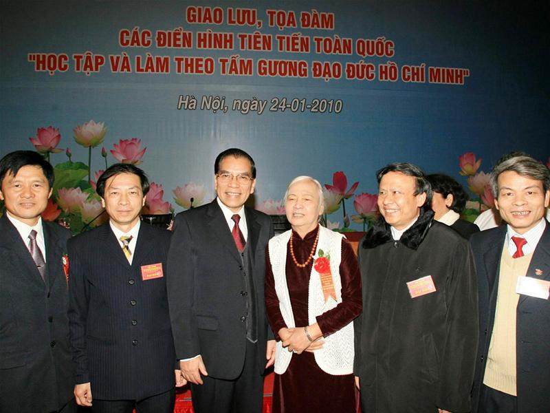 Tổng Bí thư Nông Đức Mạnh với các điển hình tiên tiến toàn quốc. Ảnh: Thống Nhất