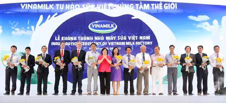 Bà Mai Kiều Liên - CT HĐQT kiêm TGĐ Vinamilk tặng hoa cảm ơn các nhà thầu và nhà cung cấp tại Lễ khánh thành Nhà máy (Ảnh: Nguyễn Á)