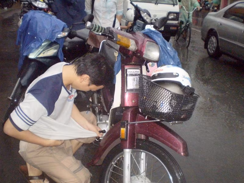 Xe chết máy quá nhiều, không đủ kiên nhẫn chờ đợi thợ sửa, chàng sinh viên Trường Cao Đẳng Công nghiệp Thực phẩm dùng áo mình lau bugi
