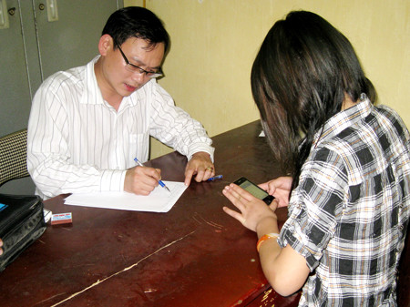 Điều tra viên đang lấy lời khai của Nguyễn Khánh Ly 