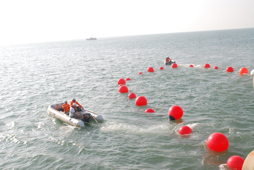 Sợi cáp đã xuống biển tiếp tục được các xuống cau su kéo ra xa tàu để dãn cáp và tạo ra hình vòng cung 