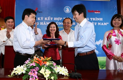 Ông Nguyễn Huy Lộc- Tổng Biên tập báo SVVN và Ông Lê Kinh Hùng- Phó tổng Giám đốc Công ty CP Pico ký kết thỏa thuận hợp tác