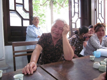 Bà Phúc, mẹ đẻ của bệnh nhân đang kể lại cái chết của anh H. cho PV. Ảnh L.L