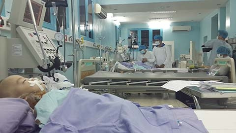 Hai bé được chuyển ra phòng hồi sức