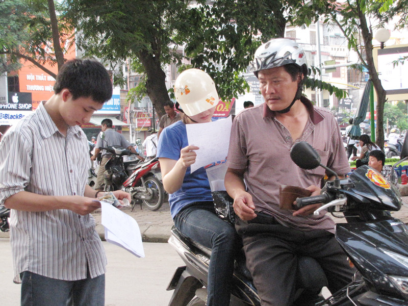 Nhiều sinh viên cũng tranh thủ giái đề thi đề kiếm thêm dịp này