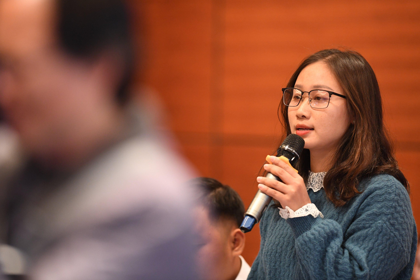 Phóng viên đặt câu hỏi tại họp báo