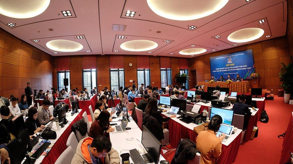 Đông đảo phóng viên dự buổi họp báo