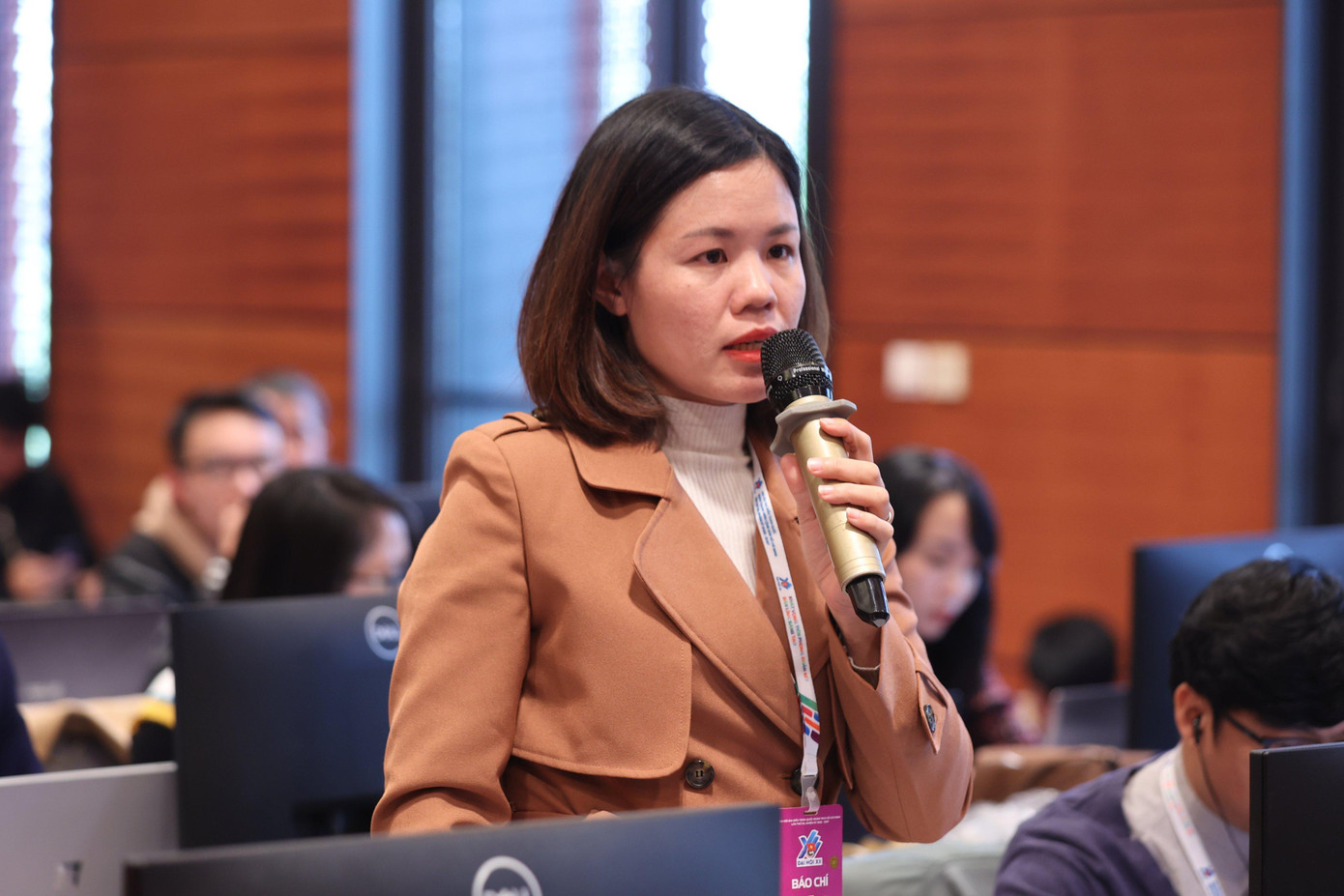 Phóng viên báo Tiền Phong đặt câu hỏi tại buổi họp báo