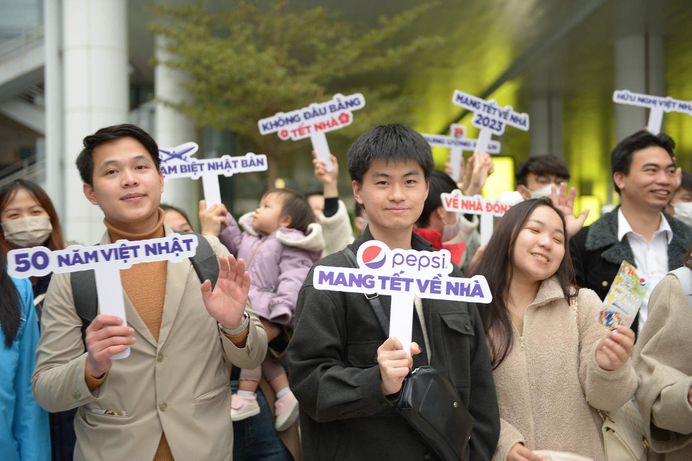 Niềm vui của các bạn trẻ khi đáp chuyến bay xuống sân bay Nội Bài về quê đón tết sau bao năm xa nhà. Ảnh: Dương Triều