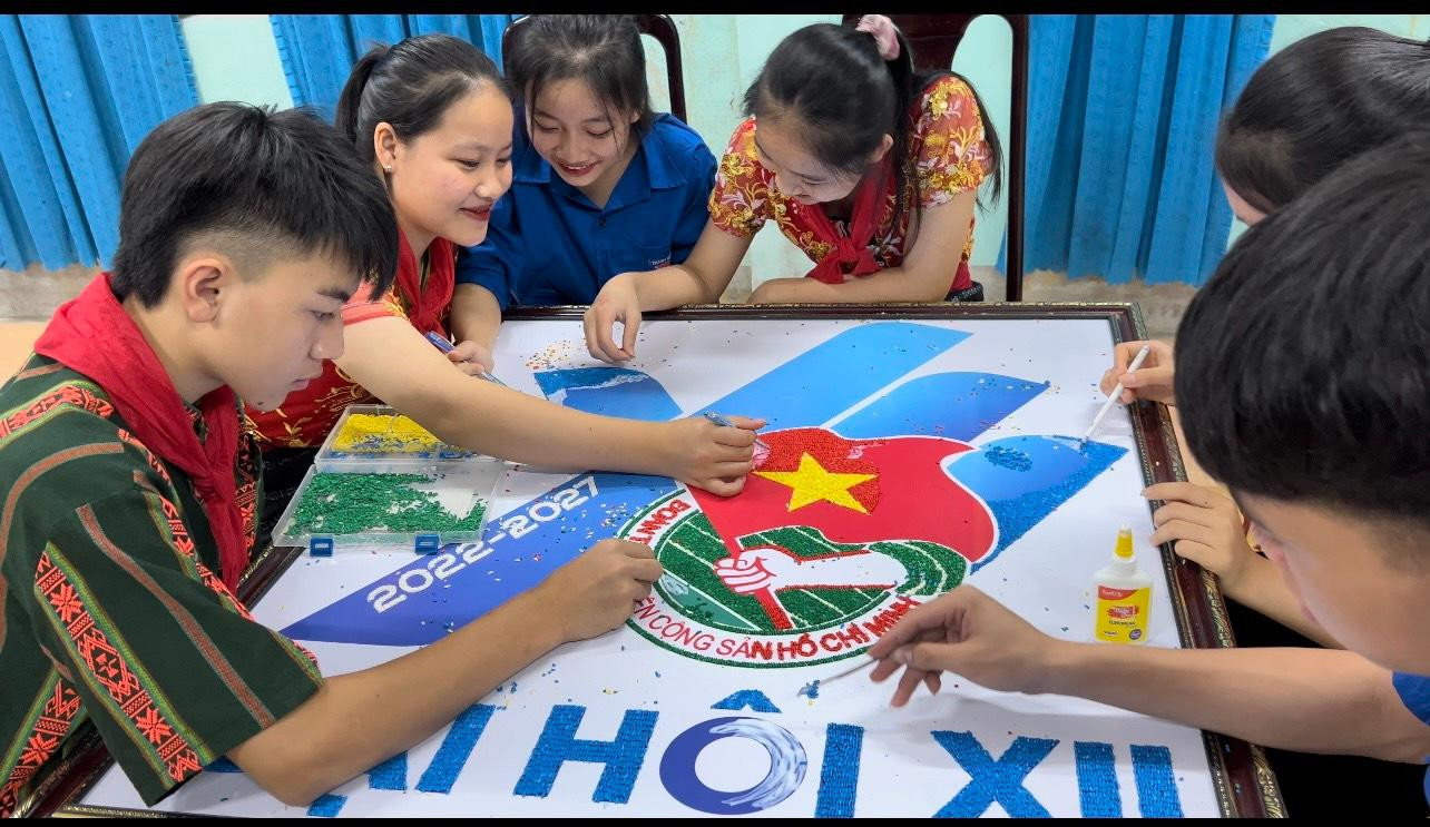 Học sinh Trường Phổ thông DTNT THCS Con Cuông hào hứng làm bức tranh về Logo Đại hội Đoàn XII từ gạo Học sinh Trường Phổ thông DTNT THCS Con Cuông hào hứng làm bức tranh về Logo Đại hội Đoàn XII từ gạo