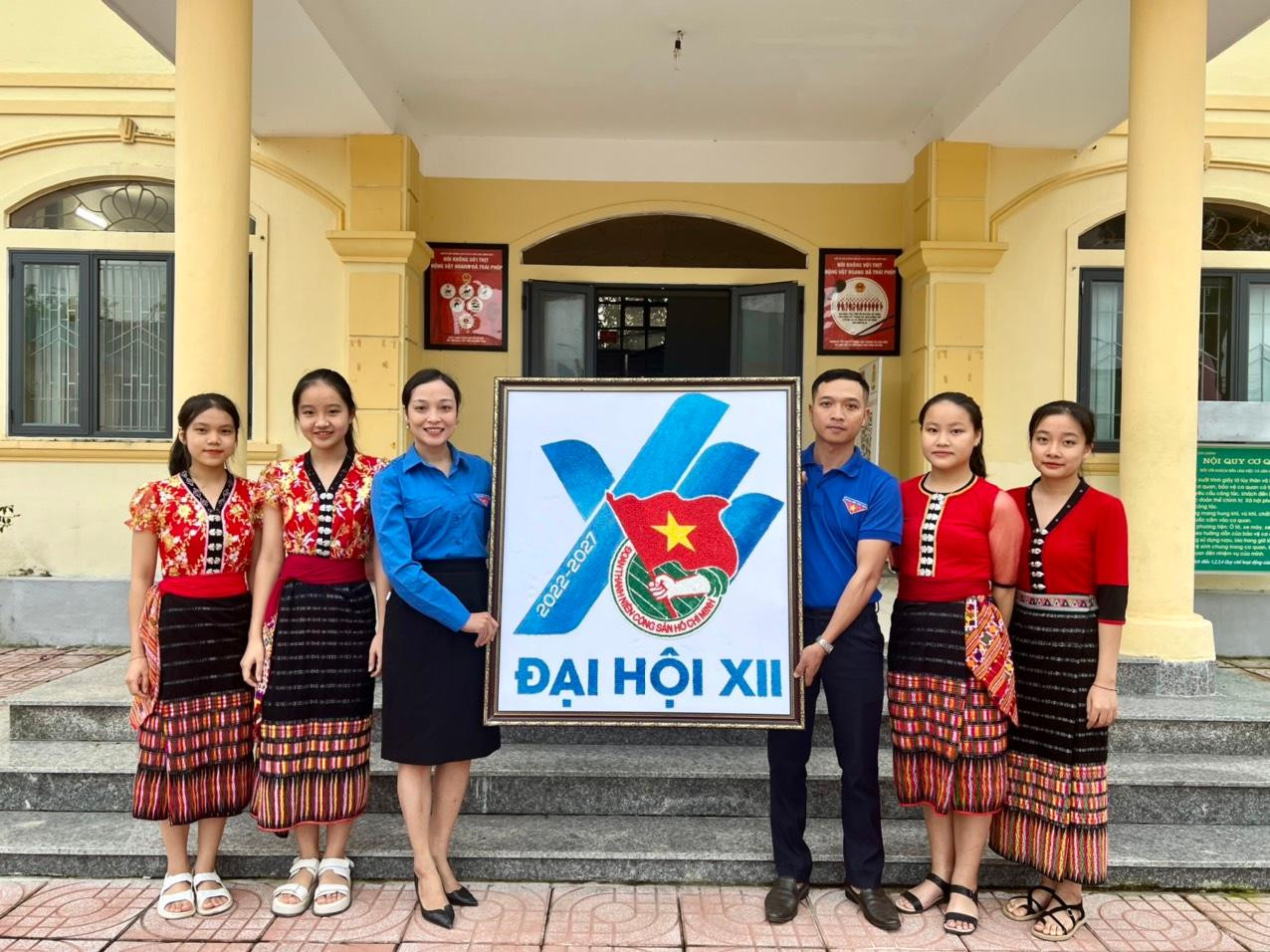 Huyện Đoàn Con Cuông tiếp nhận bức tranh để mang gửi tặng Đại hội Đoàn toàn quốc lần thứ XII với mong muốn bức tranh sẽ được trưng bày tại không gian triển lãm của Đại hội Đoàn toàn quốc lần thứ XII, diễn ra từ ngày 14 - 16/12/2022, tại Thủ đô Hà Nội. Huyện Đoàn Con Cuông tiếp nhận bức tranh để mang gửi tặng Đại hội Đoàn toàn quốc lần thứ XII với mong muốn bức tranh sẽ được trưng bày tại không gian triển lãm của Đại hội Đoàn toàn quốc lần thứ XII, diễn ra từ ngày 14 - 16/12/2022, tại Thủ đô Hà Nội.